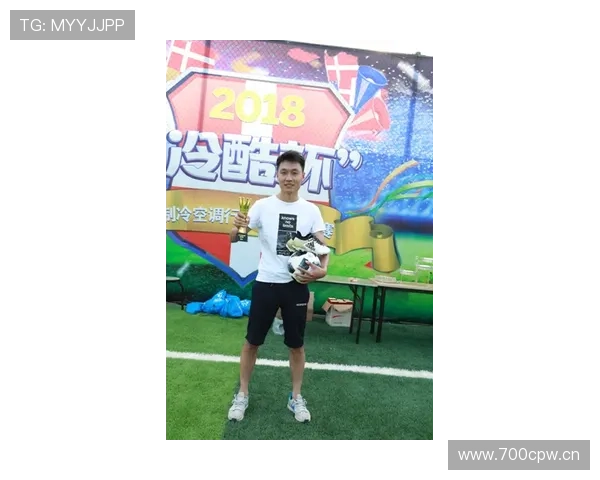 练俊杰今天中午出门买咖啡，居然拎了个LV包，那画风跟球场上简直两个人！